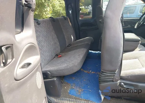 2001 Dodge Ram 1500 z USA, uszkodzony, nr VIN 3B7HC13Y21M563308